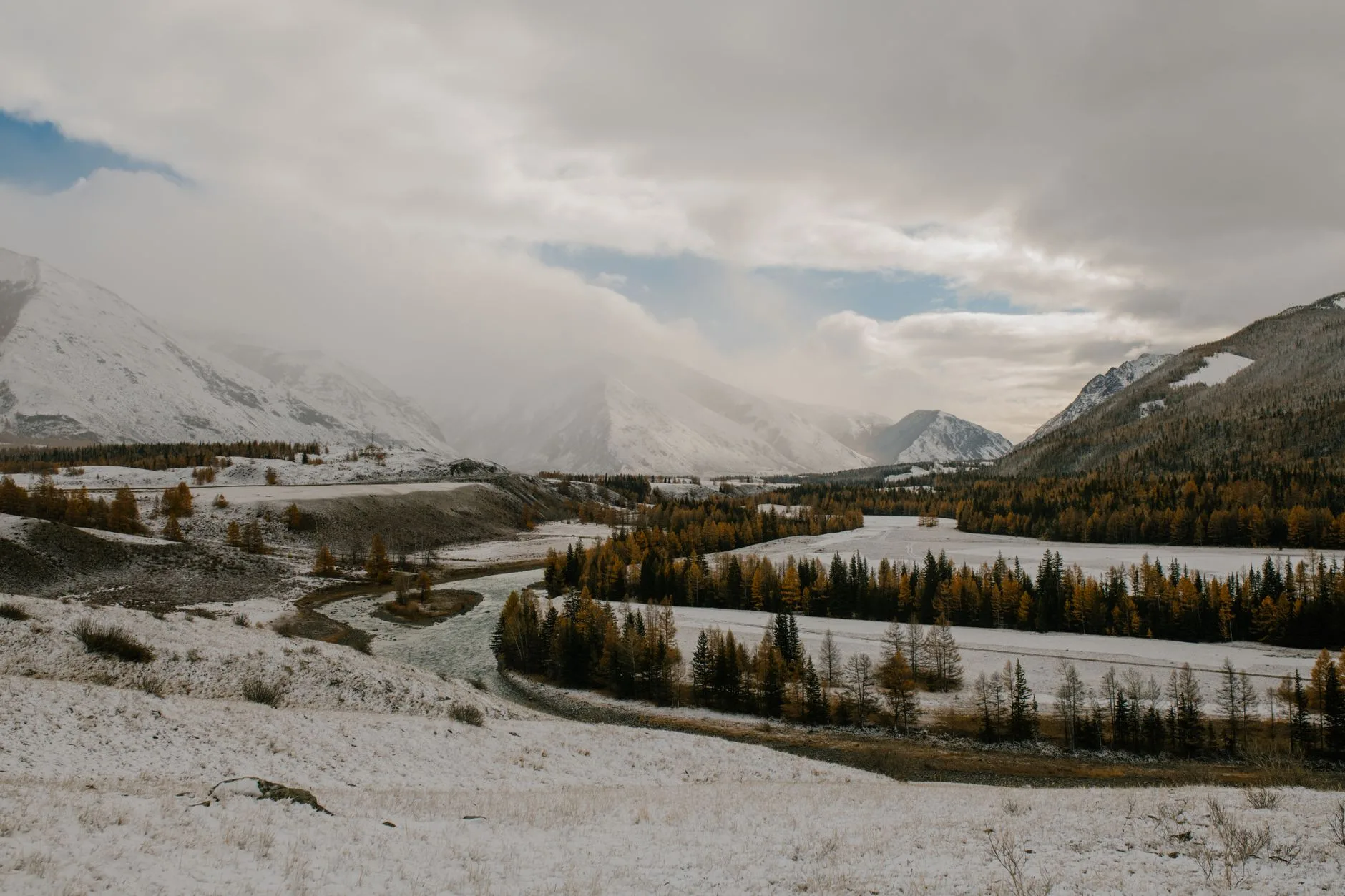 Pêcheur au bord d'une rivière mongole sauvage entourée de steppes et de montagnes verdoyantes