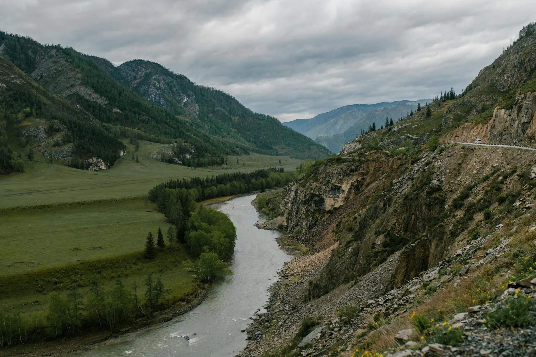 Vallée de l'Orkhon en Mongolie avec rivière sinueuse et steppe verdoyante