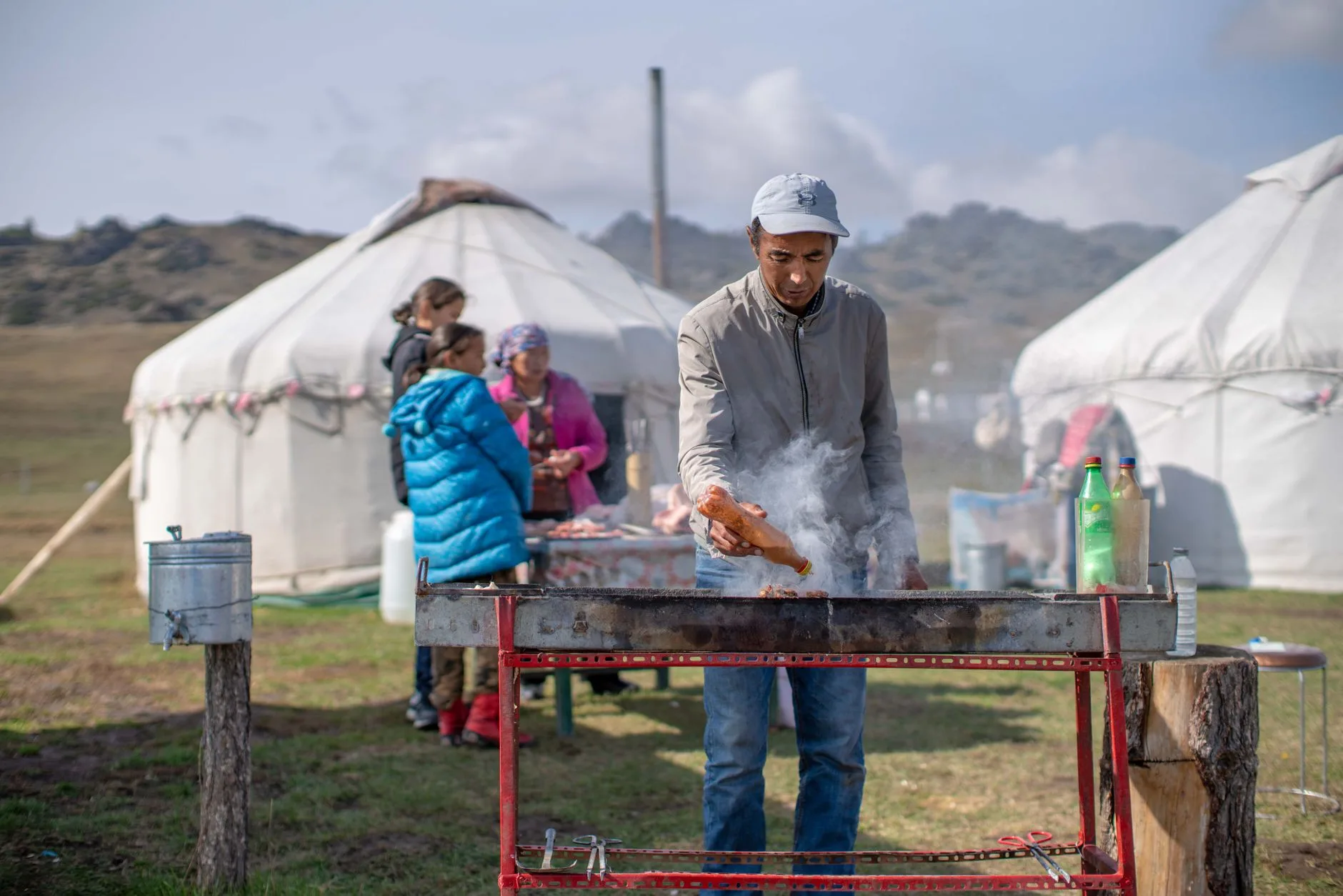 Étal de street food mongol avec buuz et khuushuur chauds dans un marché animé d'Oulan-Bator