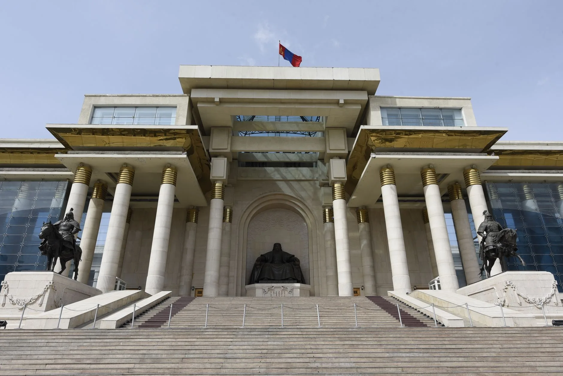 La place Sukhbaatar d'Oulan-Bator avec le Parlement mongol et la statue équestre de Chinggis Khan